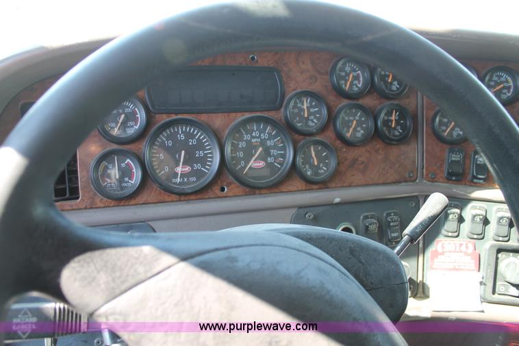 image for item J1447 2001 Peterbilt 387 semi truck