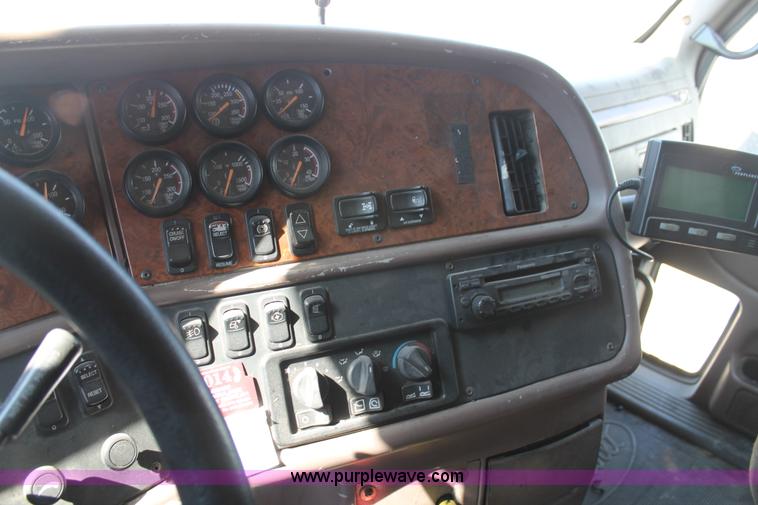 image for item J1447 2001 Peterbilt 387 semi truck
