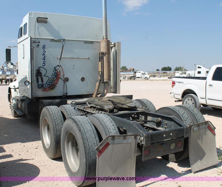 image for item J1449 2006 International 9400i semi truck