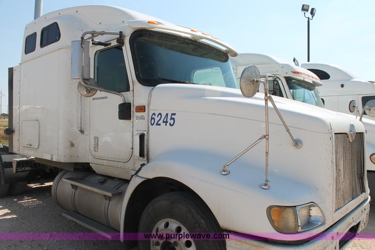 image for item J1449 2006 International 9400i semi truck