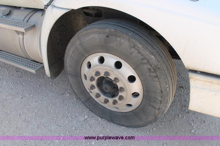 image for item J1449 2006 International 9400i semi truck