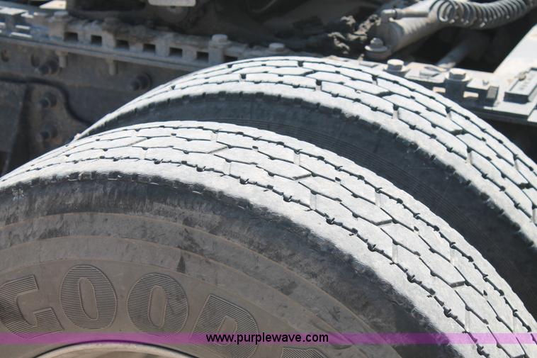 image for item J1449 2006 International 9400i semi truck