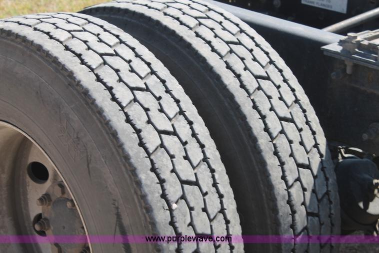 image for item J1449 2006 International 9400i semi truck