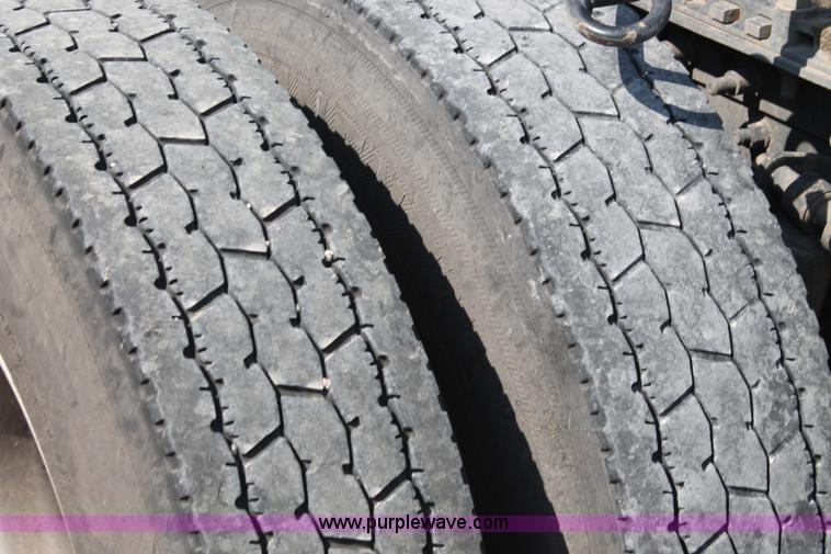 image for item J1449 2006 International 9400i semi truck