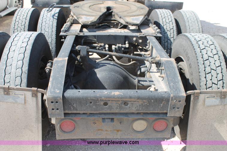 image for item J1449 2006 International 9400i semi truck