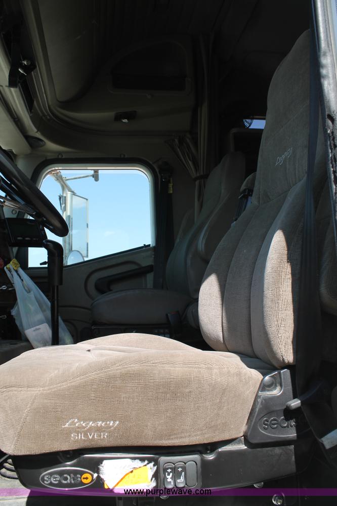 image for item J1449 2006 International 9400i semi truck