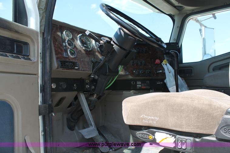 image for item J1449 2006 International 9400i semi truck