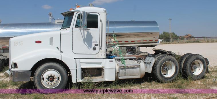 image for item J1450 1999 Peterbilt 377 semi truck