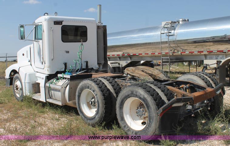 image for item J1450 1999 Peterbilt 377 semi truck