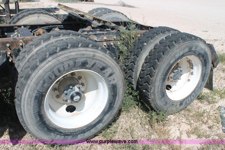 image for item J1450 1999 Peterbilt 377 semi truck