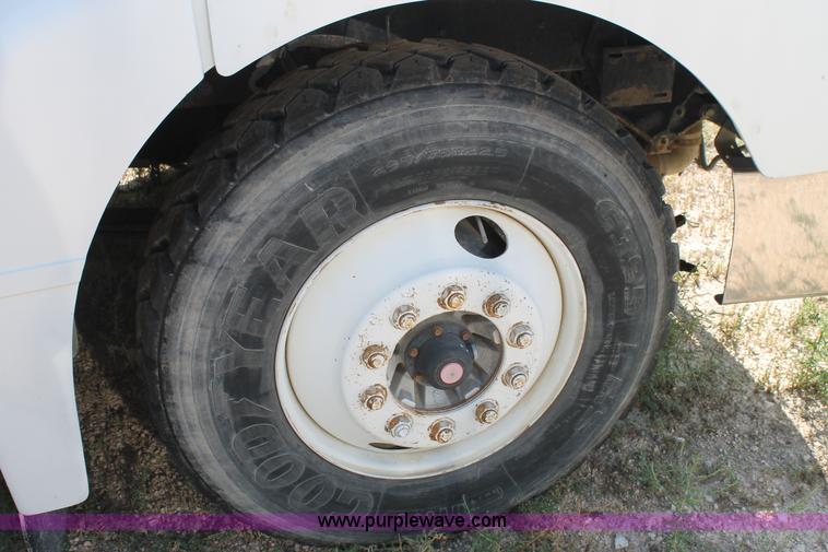 image for item J1450 1999 Peterbilt 377 semi truck