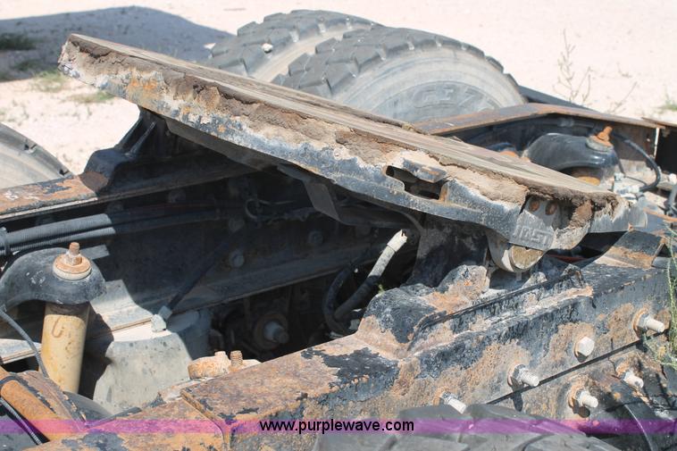 image for item J1450 1999 Peterbilt 377 semi truck