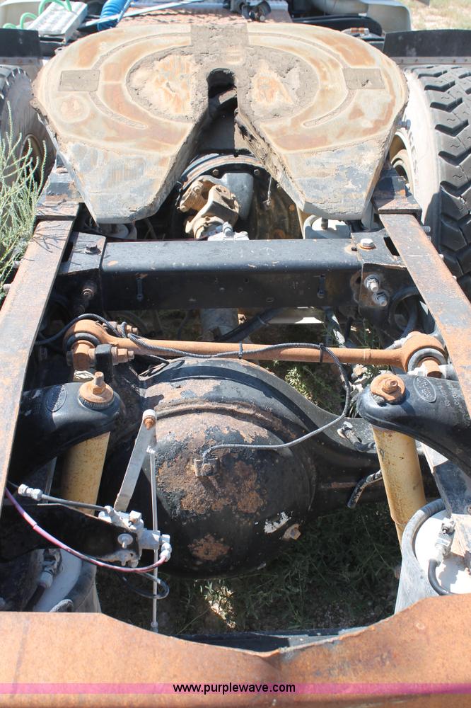 image for item J1450 1999 Peterbilt 377 semi truck