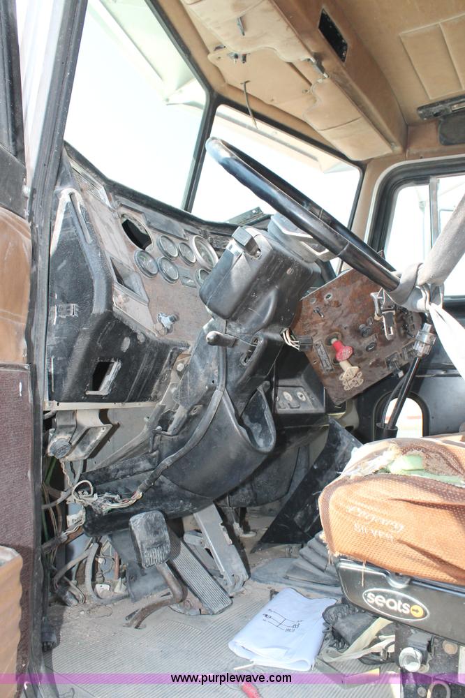 image for item J1450 1999 Peterbilt 377 semi truck