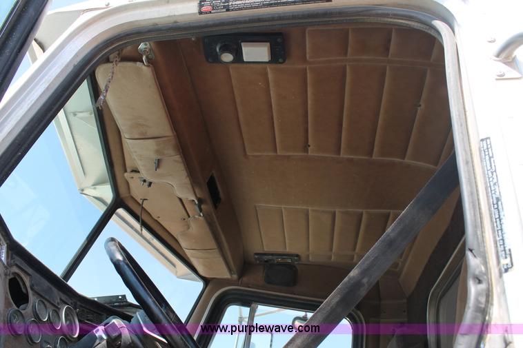 image for item J1450 1999 Peterbilt 377 semi truck