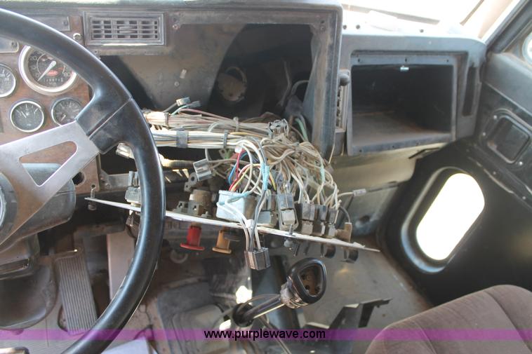 image for item J1450 1999 Peterbilt 377 semi truck