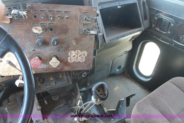 image for item J1450 1999 Peterbilt 377 semi truck