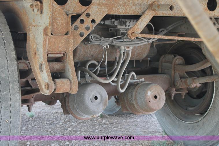 image for item J1451 2002 Hyundai dry van trailer