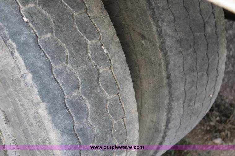 image for item J1451 2002 Hyundai dry van trailer