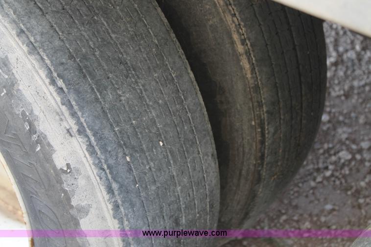 image for item J1451 2002 Hyundai dry van trailer