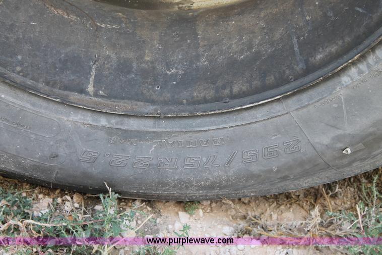 image for item J1451 2002 Hyundai dry van trailer