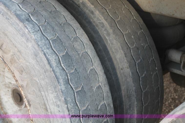 image for item J1451 2002 Hyundai dry van trailer