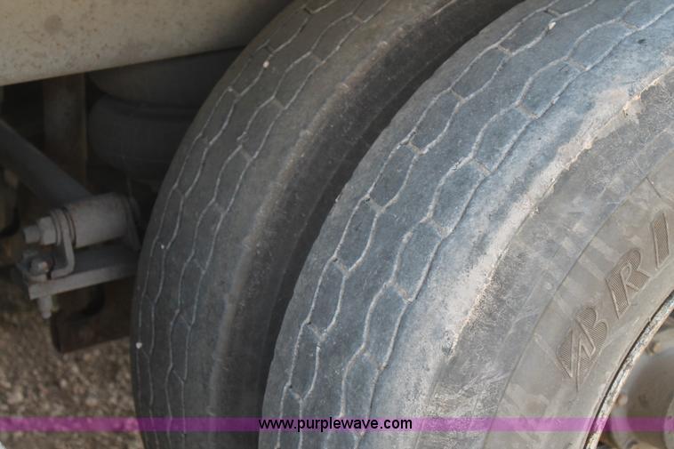 image for item J1451 2002 Hyundai dry van trailer