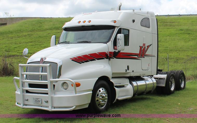 image for item J4422 2007 Kenworth T2000 semi truck