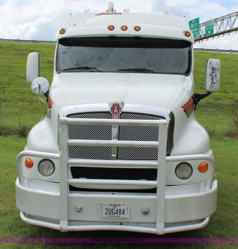 image for item J4422 2007 Kenworth T2000 semi truck
