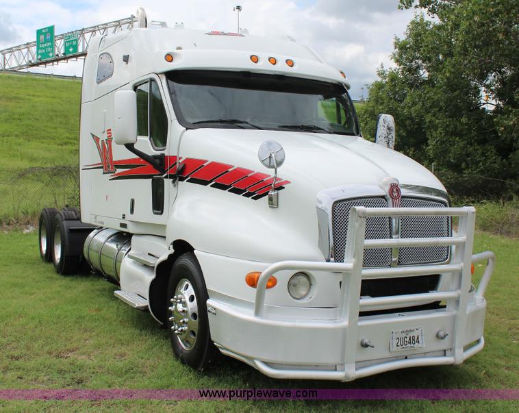 image for item J4422 2007 Kenworth T2000 semi truck