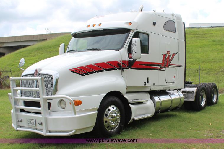 image for item J4422 2007 Kenworth T2000 semi truck