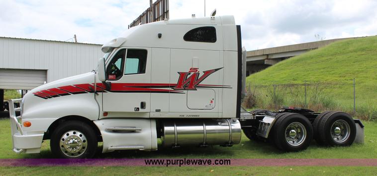 image for item J4422 2007 Kenworth T2000 semi truck