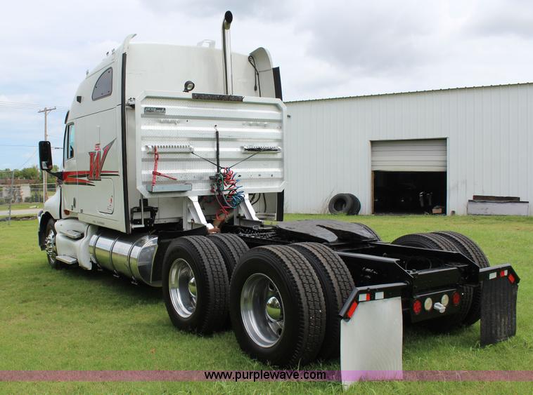 image for item J4422 2007 Kenworth T2000 semi truck