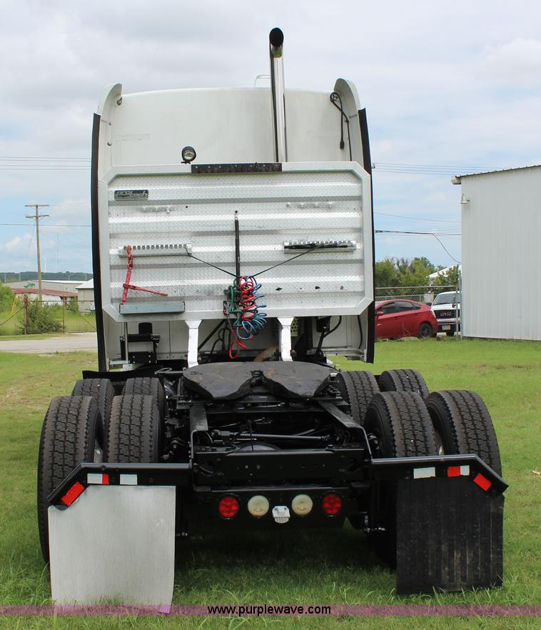 image for item J4422 2007 Kenworth T2000 semi truck