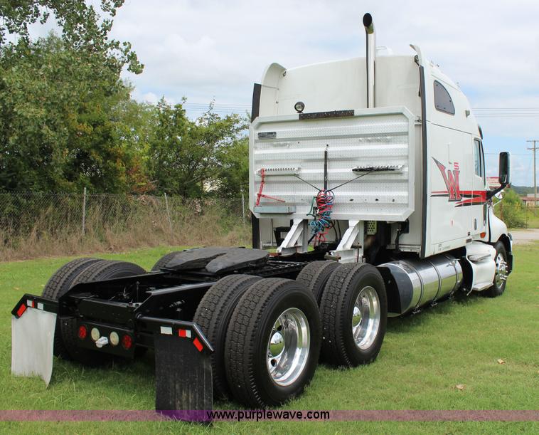 image for item J4422 2007 Kenworth T2000 semi truck