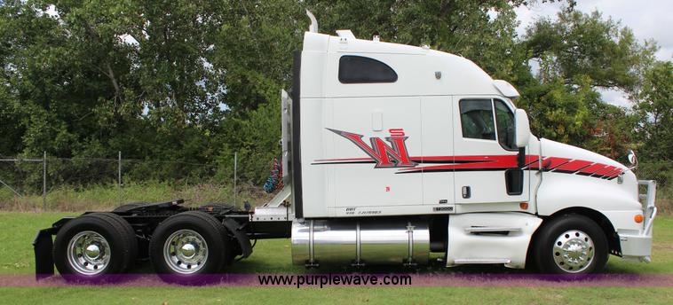 image for item J4422 2007 Kenworth T2000 semi truck