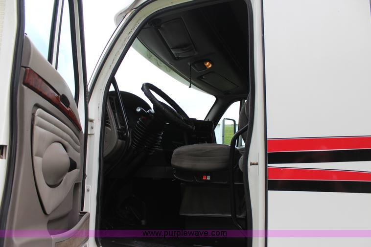 image for item J4422 2007 Kenworth T2000 semi truck