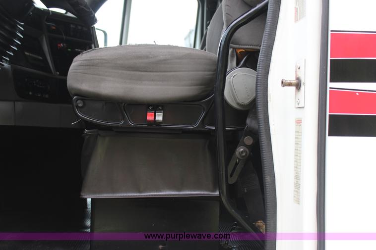 image for item J4422 2007 Kenworth T2000 semi truck