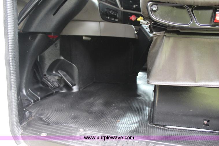 image for item J4422 2007 Kenworth T2000 semi truck