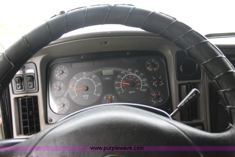 image for item J4422 2007 Kenworth T2000 semi truck