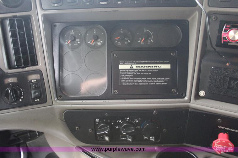 image for item J4422 2007 Kenworth T2000 semi truck