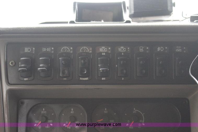 image for item J4422 2007 Kenworth T2000 semi truck