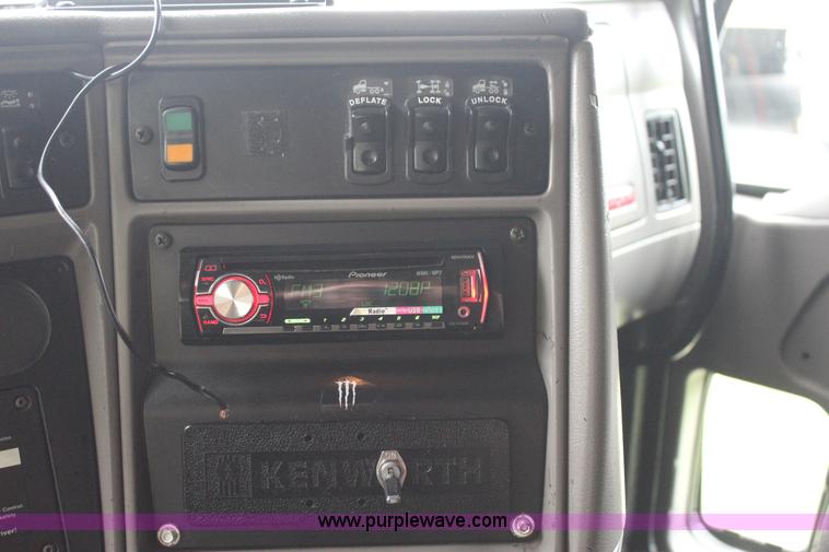 image for item J4422 2007 Kenworth T2000 semi truck