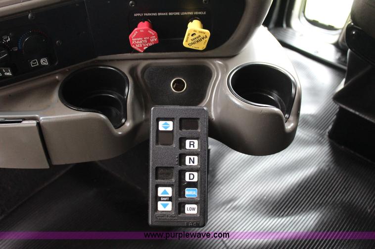 image for item J4422 2007 Kenworth T2000 semi truck