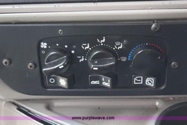 image for item J4422 2007 Kenworth T2000 semi truck