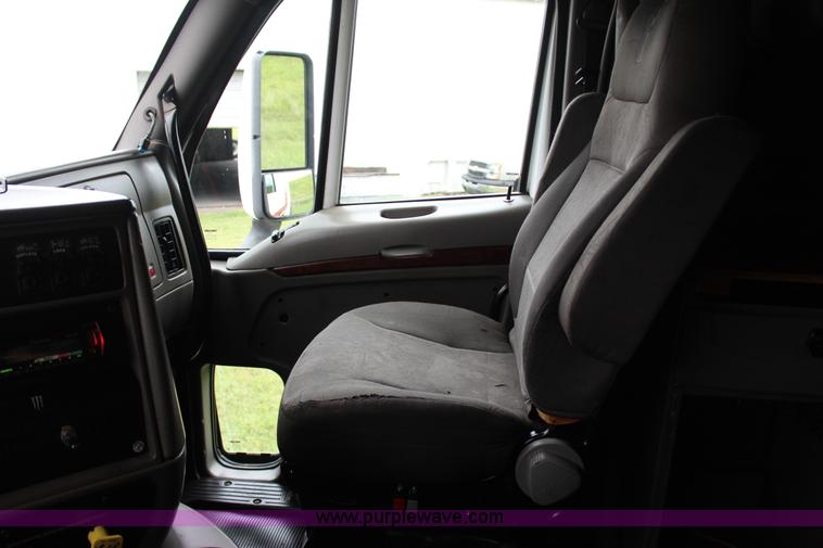 image for item J4422 2007 Kenworth T2000 semi truck