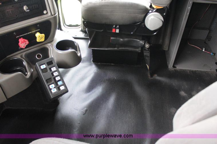 image for item J4422 2007 Kenworth T2000 semi truck