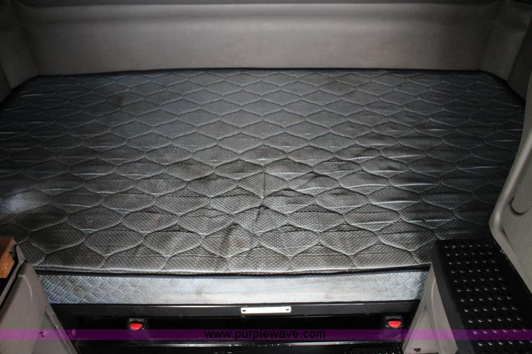 image for item J4422 2007 Kenworth T2000 semi truck