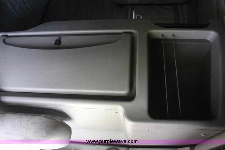 image for item J4422 2007 Kenworth T2000 semi truck