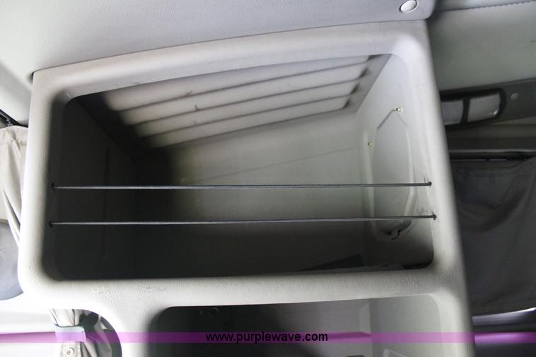 image for item J4422 2007 Kenworth T2000 semi truck